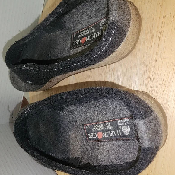 Haflinger Gray and Black Felt Mules with Color-Blocked Design - Picture 5 of 8